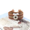 Detalle de pulsera boho tejida con botón a presión plateado y flecos de borlas largos - Marrón Claro Rojo (38#)