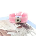 Detalle macro de la pulsera étnica rosa con botón a presión NOOSA y flecos decorativos - Rosa Blanco (27#)