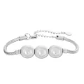 Gros plan d'un bracelet en acier inoxydable argenté avec perles gravées du chiffre 6 - Chiffre 6 / Acier