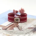 Primer plano de pulsera tejida roja con botón de presión plateado y detalle de flecos - Rojo Blanco (5#)