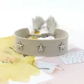 Primer plano de pulsera tejida de la amistad con estrellas plateadas y borlas - Beis Amarillo Claro (9#)