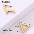 Primer plano de aretes triangulares de oro de 18K con especificaciones de medida 14mm - Estilo Geométrico Triangular (Estilo 10) / Dorado