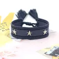 Detalle de pulsera trenzada con estrellas plateadas, borlas y nudo de cierre ajustable - Borla Gris Oscuro (42#)