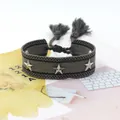Primer plano de pulsera tejida con tachuelas de estrellas plateadas y borlas a juego - Marrón Negro Rayado (14#)