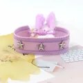 Detalle de pulsera de la amistad tejida con remaches de estrellas y borlas moradas - Rosa Púrpura Rayado (15#)