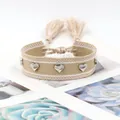 Vue détaillée du bracelet en coton tissé beige avec clous en cœur argentés et glands - Light Khaki White Stripes
