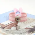 Detalle de una pulsera trenzada rosa con cierre de presión plateado y borlas decorativas - Rosa (15#)