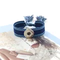Detalle de pulsera tejida boho con botón de presión plateado y borlas azules - Azul Blanco Tejido (31#)