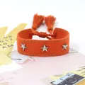 Detalle de pulsera tejida naranja con tachuelas de estrella plateadas y borlas ajustables - Estrella Naranja (55#)