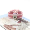 Vista macro detallada de la correa de tela tejida rosa y blanca con botón de presión plata - Rosa Blanco Rayado (29#)