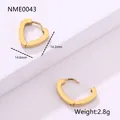 Detalle de pendientes de aro de corazón dorados de 14,6 mm en acero inoxidable pulido - Estilo Corazón (Estilo 14) / Dorado