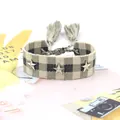Vista detallada de la pulsera tejida a cuadros con estrellas de metal vintage y borlas - Tablero de Ajedrez (48#)