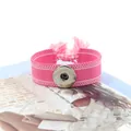 Detalle de pulsera de tela rosa trenzada con botón de presión plateado y borla a juego - Rosa Blanco (24#)