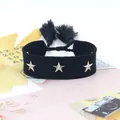 Pulsera trenzada negra con dijes de estrellas plateadas y borlas en una vista plana - Tejido Negro (64#)