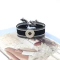 Detalle de la pulsera bohemia tejida en blanco y negro con botón de presión y borlas - Negro Blanco (25#)