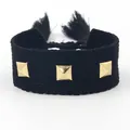 Verstellbares schwarzes gewebtes Armband mit goldenen Nieten und Quasten-Akzent - Schwarz