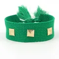 Verstellbares grünes gewebtes Armband mit goldenen Pyramiden-Nieten und Fransenquasten - Grün
