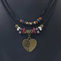 Mehrlagige Lederhalskette im Boho-Stil mit Herzanhänger und Tigerauge-Perlen - Bronzeherz