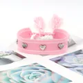 Bracelet d'amitié tissé rose avec trois clous en cœur argentés et finitions à glands - Rose Bord Blanc