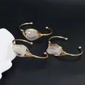 Brazalete dorado con cristales de cuarzo transparente y diseño de alambre enrollado - Cristal de roca