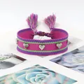 Bracelet tissé ethnique rose avec clous en cœur argentés et pampilles colorées - Rose rosé