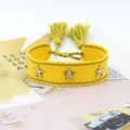 Pulsera ancha tejida en amarillo brillante con remaches de estrellas y borlas amarillas - Amarillo Brillante (57#)