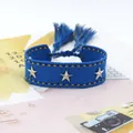Pulsera tejida azul con remaches de estrella plateados y costuras amarillas flúor - Costura Azul Amarillo (58#)