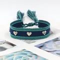 Bracelet d'amitié tissé bohème fait main en bleu marine et vert avec cœurs argentés - Dark Blue Emerald