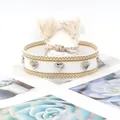 Bracelet tissé crème bohème avec clous argentés en forme de cœur et pompons - Beige Gold Wave