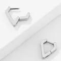Pendientes de aro triangulares en acero inoxidable pulido plateado con cierre de bisagra - Estilo Triángulo en V (Estilo 3) / Plateado