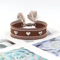 Bracelet bohème tressé marron avec clous cœur argentés et cordon à pompons réglable - Brown White Dots