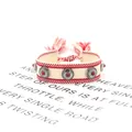 Detail van een geweven boho vriendschapsarmband met rode franjes en metalen studs - 03# (Wit en Rood)
