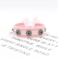 Detail van de roze gevlochten armband met blauwe kralen studs en verstelbare kwastjes - Roze (02#)