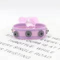 Detail van de paarse geweven boho armband met zilveren zonnebloem studs en roze kwastjes - Roze Paars (04#)