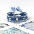 Bracelet ethnique tressé bleu et blanc avec rivets en forme de cœur et glands - Tressé Bleu & Blanc