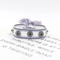 Detalle de pulsera tejida bohemia con borlas moradas y tachuelas de girasol de metal - Púrpura Y Blanco (05#)