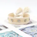 Bracelet tressé beige avec rivets en forme de cœur argenté et cordon à pompons - Beige White Stitch