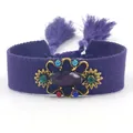 Etnische geweven paarse armband met kwastjes, gekleurde strass en gouden bloembasis - Paars