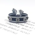 Detalle de pulsera trenzada con piedras negras, tachuelas de plata antigua y borlas - Negro Y Blanco (06#)