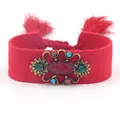 Macro-opname van de rode geweven armband met kwastjes en boheemse kristallen - Rood