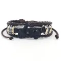 Handgemaakte meerlaagse donkerbruine leren armband met een zwarte mat motorfiets hanger - Bruine Motorfiets