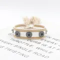 Detalle de pulsera tejida a mano con patrón étnico y dijes de cuentas azules finas - Blanco Y Dorado (19#)