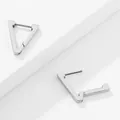 Pendientes de aro triangulares minimalistas de acero inoxidable sobre fondo blanco puro - Estilo Triángulo en V Grande (Estilo 13) / Plateado