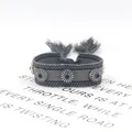 Pulsera boho tejida a mano en gris y negro con remaches de metal plateado - Gris Y Negro (10#)