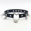 Choker punk in pelle nera con anello a cuore, ciondoli a farfalla e perle bianche - Cuore Farfalla