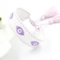 Detail van geweven wit evil eye armband met paars borduursel en kwastjes - Wit Paars