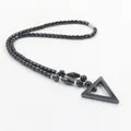 Minimalistische zwarte hematiet kralenketting met geometrische driehoekige hanger - Driehoek Stijl