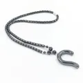 Donkergrijze hematiet kralenketting met een geometrische haak hanger in industriële - Vraagteken Stijl