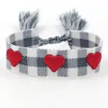 Bracelet tissé à carreaux gris et blanc avec trois cœurs rouges brodés en 3D et franges - Broderie Cœur Rouge Carreaux Gris