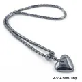 Macro-opname van hematiet kralenketting met gepolijste hartvormige hanger van 2,5 cm - Hartvorm